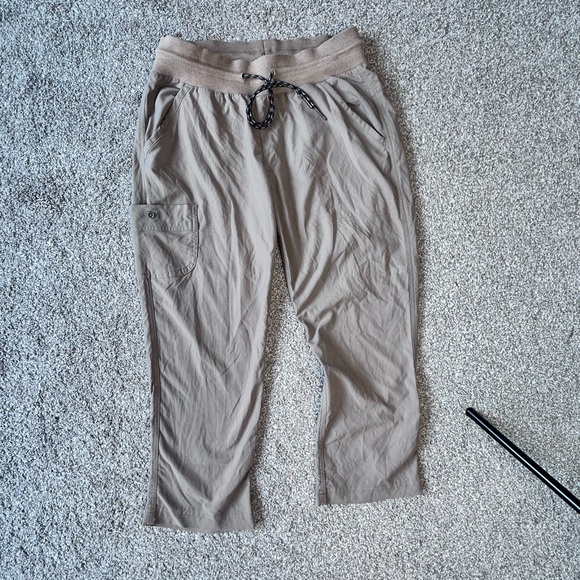 Columbia Women’s Gavin Ridge Pull On Cargo Capri Beige Size Medium - Picture 2 of 6